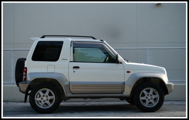 1998 Mitsubishi Pajero JDM car for sale — photo 9 of 25