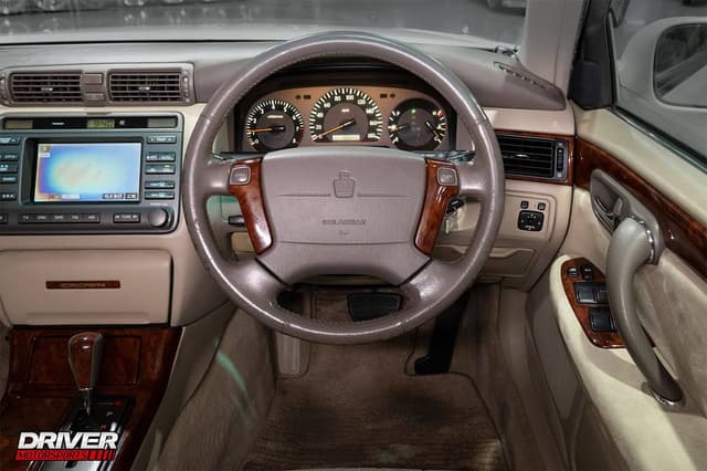 1999 Toyota Crown JDM car for sale — photo 3 of 10