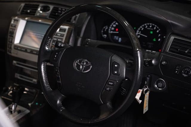 2004 Toyota Majesta JDM car for sale — photo 16 of 18
