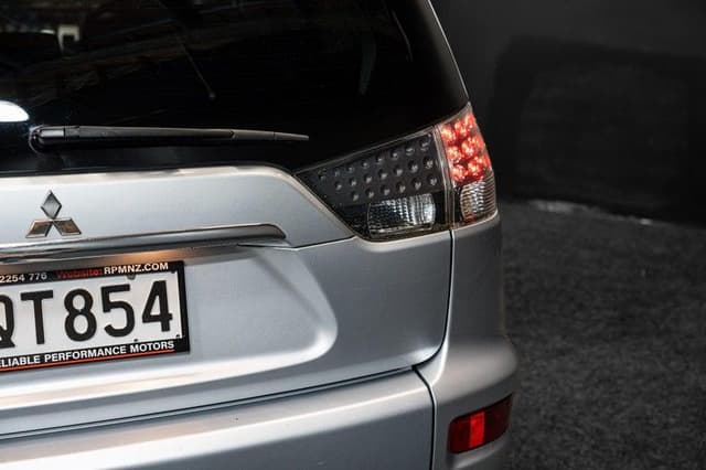 2010 Mitsubishi Outlander JDM car for sale — photo 2 of 18