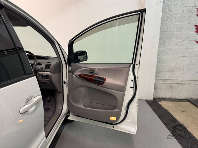 2001 Toyota Estima JDM car for sale — photo 23 of 25