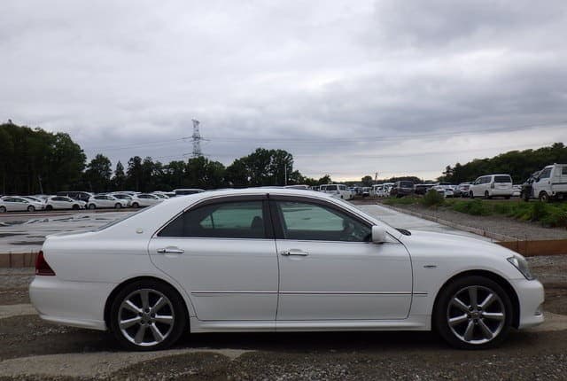 2007 Toyota Crown JDM car for sale — photo 6 of 10