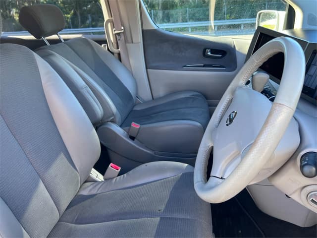 2002 Nissan Elgrand JDM car for sale — photo 13 of 16