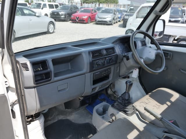 2001 Mitsubishi Minicab JDM car for sale — photo 24 of 25