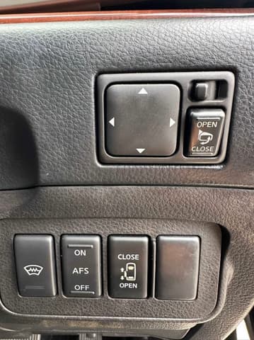 2005 Nissan Elgrand JDM car for sale — photo 10 of 12