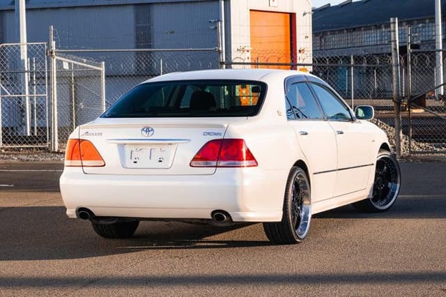 2004 Toyota Crown JDM car for sale — photo 12 of 19