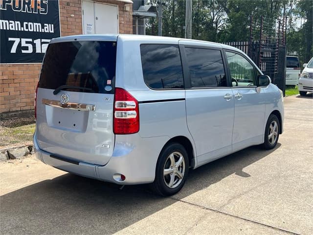 2011 Toyota Noah JDM car for sale — photo 7 of 17