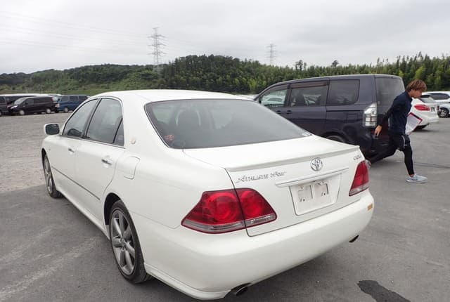 2005 Toyota Crown JDM car for sale — photo 3 of 25