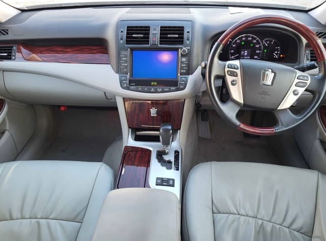 2010 Toyota Crown JDM car for sale — photo 8 of 13