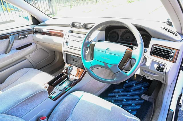 2000 Toyota Crown JDM car for sale — photo 17 of 24