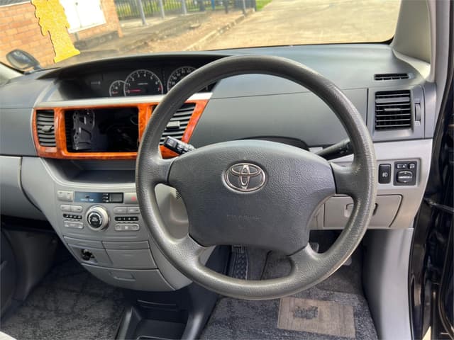 2005 Toyota Noah JDM car for sale — photo 11 of 17