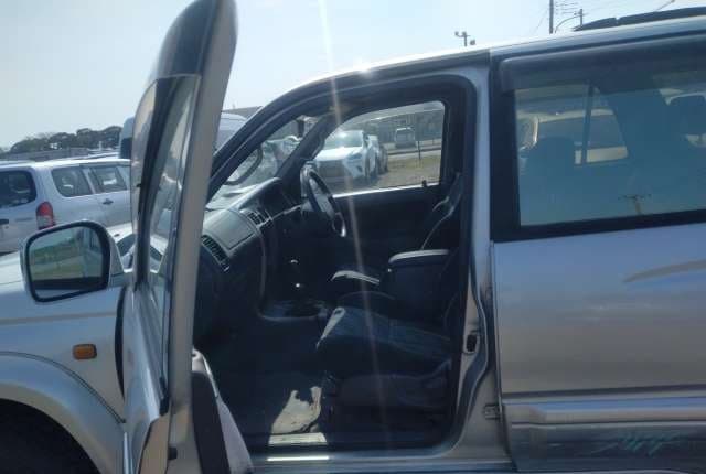 2000 Toyota Hilux Surf JDM car for sale — photo 2 of 6