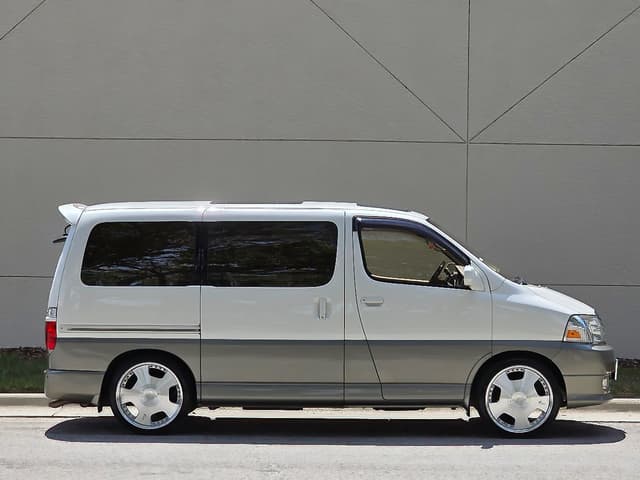 2000 Toyota Granvia JDM car for sale — photo 22 of 25