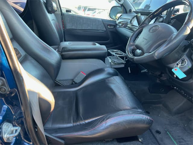2005 Toyota HiAce JDM car for sale — photo 4 of 10