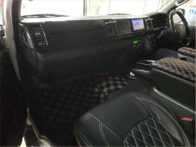 2010 Toyota HiAce JDM car for sale — photo 6 of 8