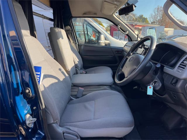 2006 Toyota HiAce JDM car for sale — photo 3 of 9