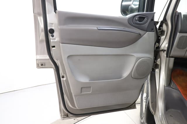 2000 Mitsubishi Delica JDM car for sale — photo 24 of 25
