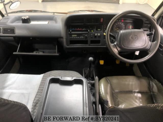 2002 Toyota HiAce JDM car for sale — photo 3 of 6