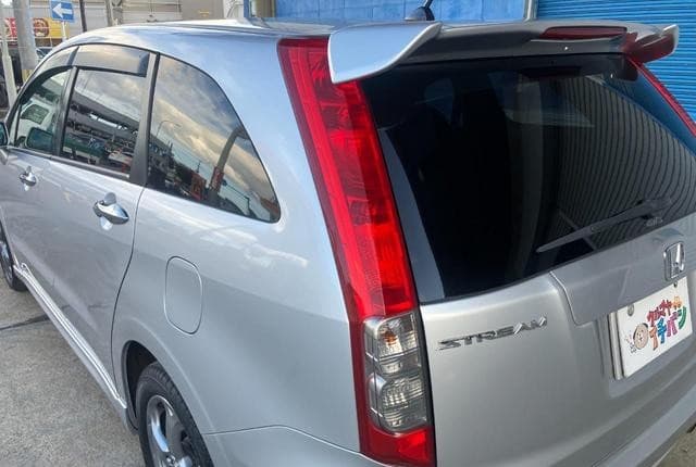 2009 Honda Stream JDM car for sale — photo 11 of 25