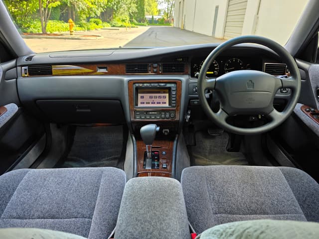 1998 Toyota Crown JDM car for sale — photo 10 of 13