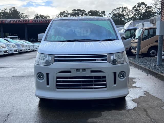 2007 Mitsubishi Delica JDM car for sale — photo 2 of 17