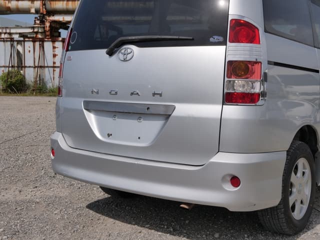 2001 Toyota Noah JDM car for sale — photo 18 of 25