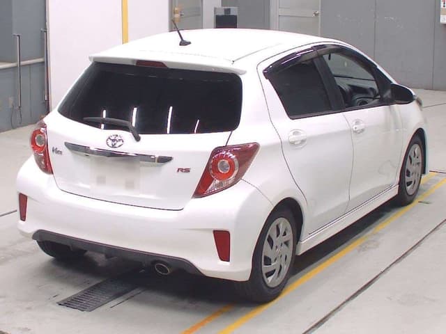 2011 Toyota Vitz JDM car for sale — photo 2 of 8