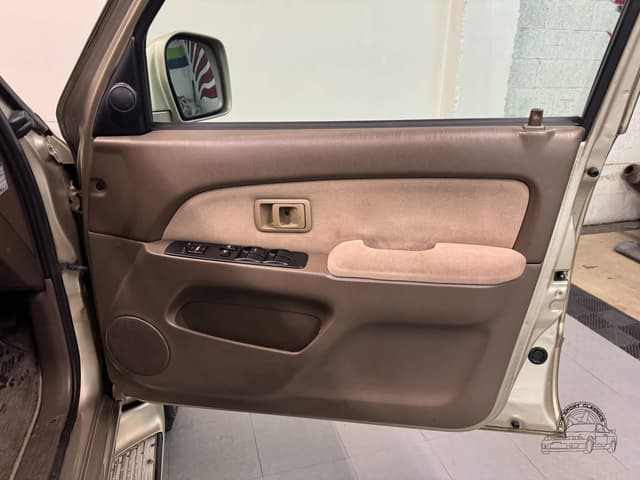 2000 Toyota Hilux Surf JDM car for sale — photo 23 of 25