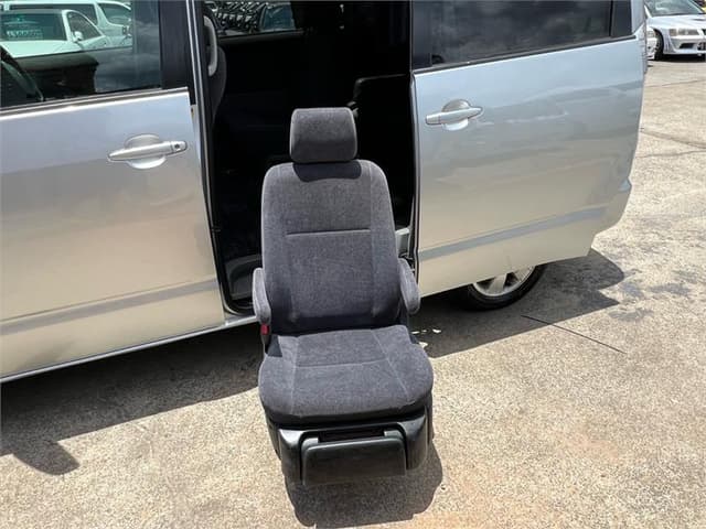 2006 Toyota Voxy JDM car for sale — photo 12 of 18