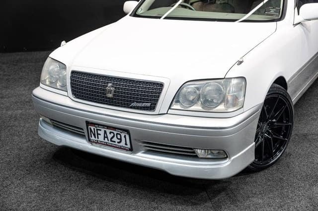 1999 Toyota Crown JDM car for sale — photo 2 of 19
