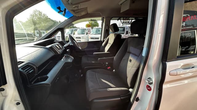 2009 Honda Stepwagon JDM car for sale — photo 7 of 10