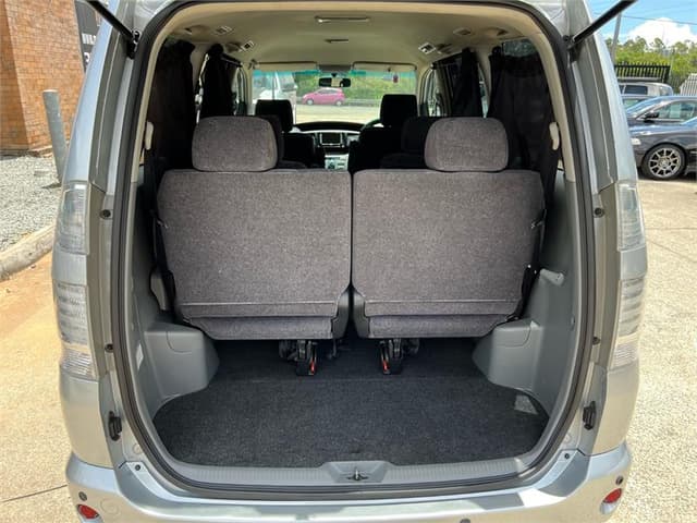 2006 Toyota Voxy JDM car for sale — photo 17 of 18
