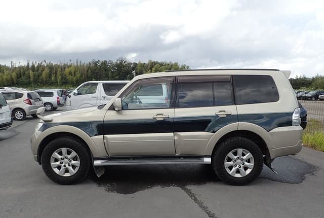 2010 Mitsubishi Pajero JDM car for sale — photo 2 of 25