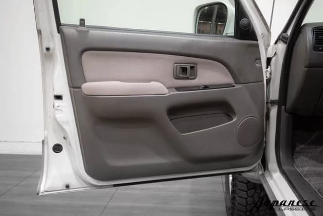 2000 Toyota Hilux Surf JDM car for sale — photo 19 of 25