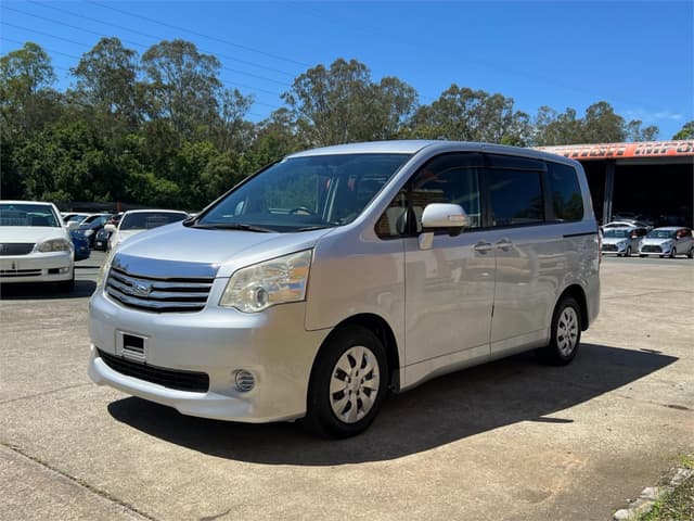 2011 Toyota Noah JDM car for sale — photo 10 of 18