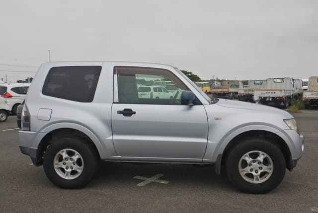 2007 Mitsubishi Pajero JDM car for sale — photo 6 of 25