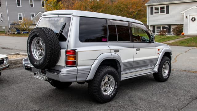 1998 Mitsubishi Pajero JDM car for sale — photo 3 of 9