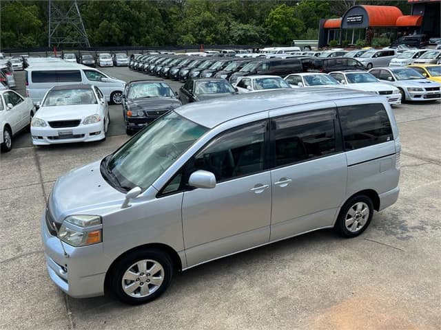 2006 Toyota Voxy JDM car for sale — photo 9 of 18