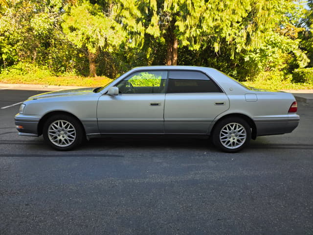 1997 Toyota Crown JDM car for sale — photo 2 of 13