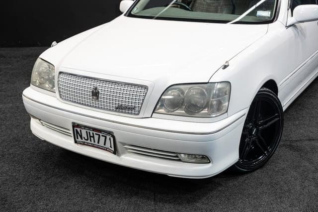 2000 Toyota Crown JDM car for sale — photo 2 of 18