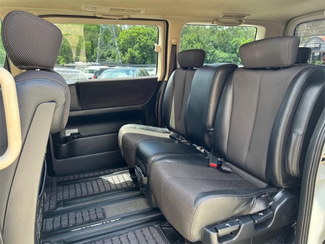 2006 Nissan Elgrand JDM car for sale — photo 14 of 16