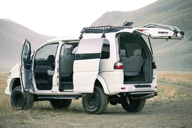 2000 Mitsubishi Delica JDM car for sale — photo 5 of 25