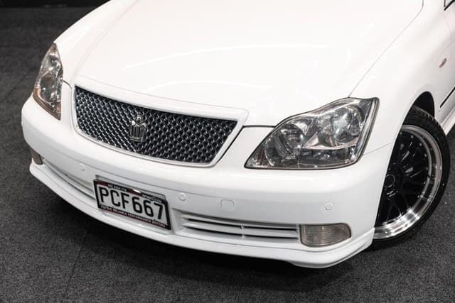 2004 Toyota Crown JDM car for sale — photo 2 of 20