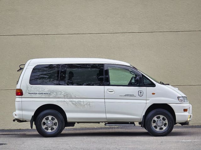 1999 Mitsubishi Delica JDM car for sale — photo 9 of 25