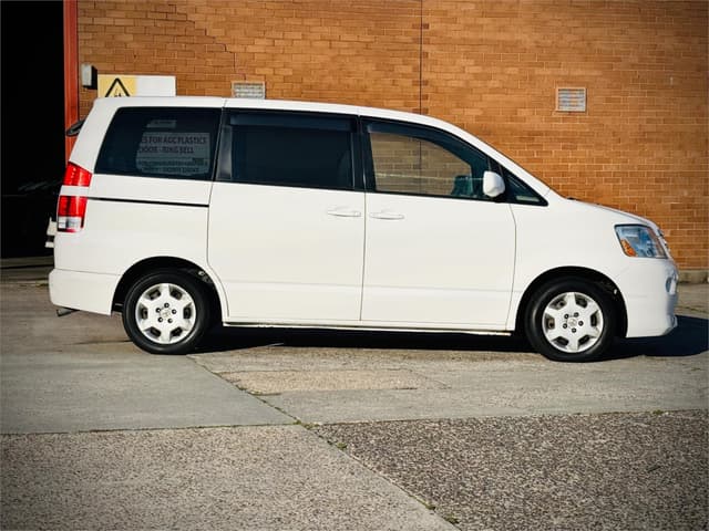 2005 Toyota Voxy JDM car for sale — photo 7 of 25