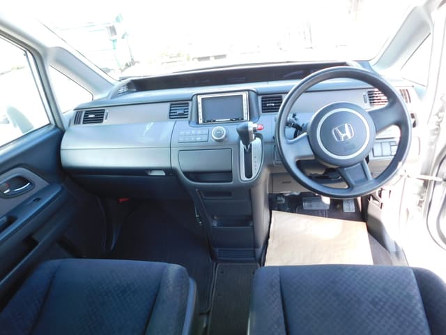 2006 Honda Stepwagon JDM car for sale — photo 3 of 8