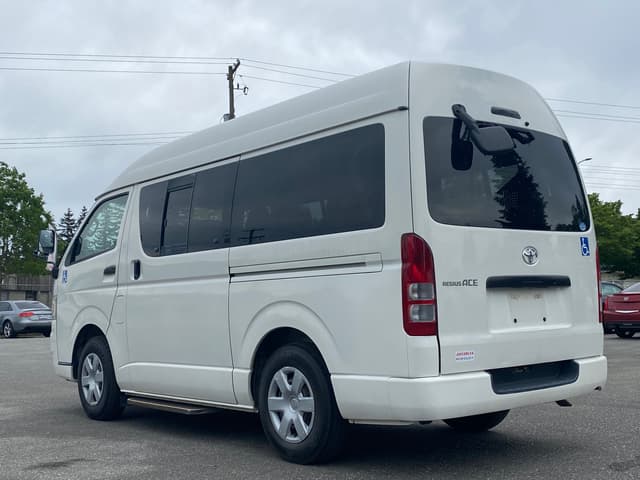 2006 Toyota HiAce JDM car for sale — photo 4 of 17