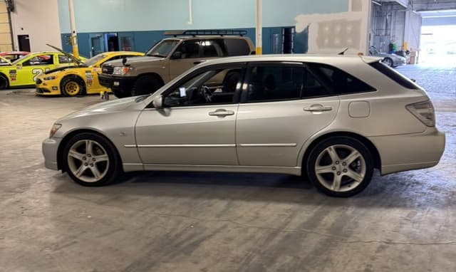 2001 Toyota Altezza JDM car for sale — photo 17 of 25