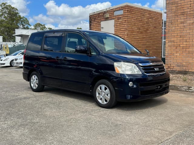 2005 Toyota Noah JDM car for sale — photo 4 of 17