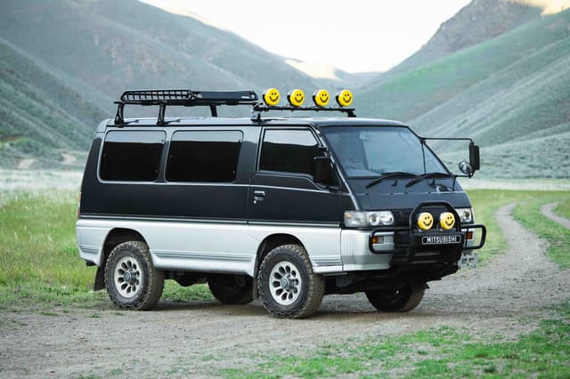 1992 Mitsubishi Delica JDM car for sale — photo 8 of 25